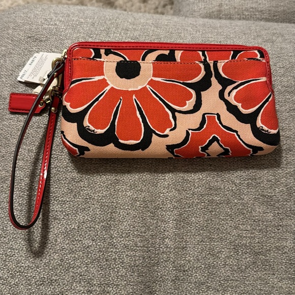 Coach Poppy Wristlet - Picture 4 of 8